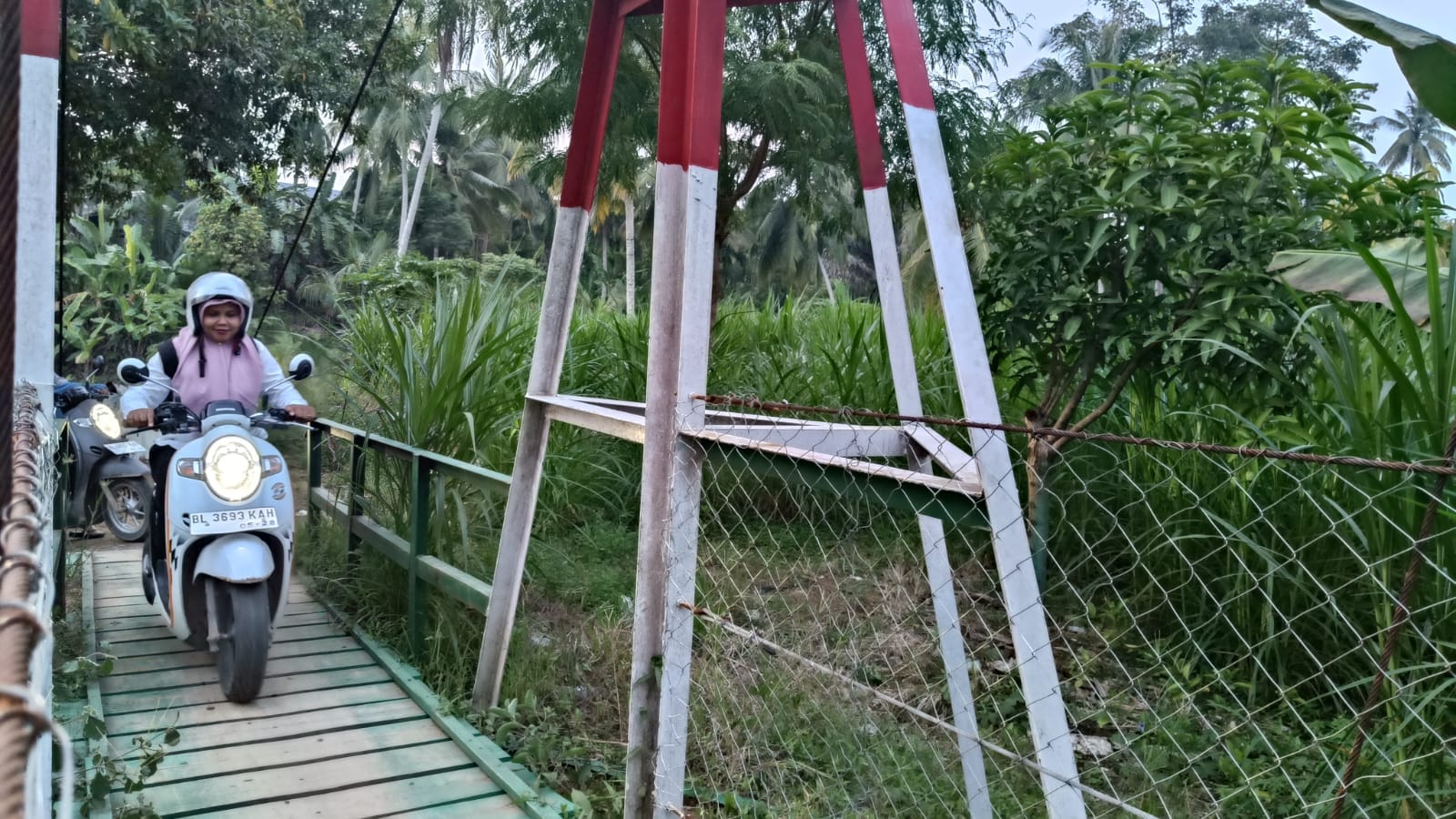 Gotong Royong TNI dan Warga Bangun Jembatan Garuda Perintis