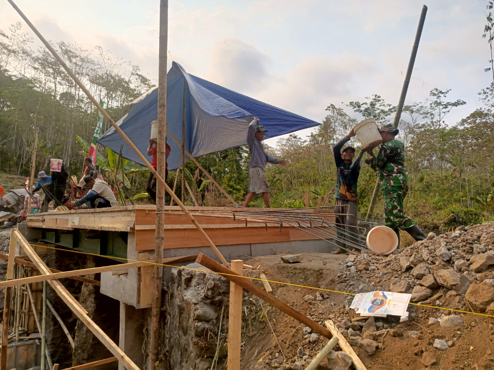 Gotong Royong TNI dan Warga Bangun Jembatan Garuda Perintis
