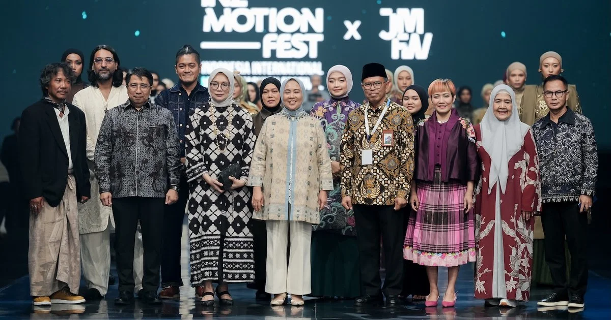 Wastra Tradisional Nusantara Raih Panggung Global di IN2MOTIONFEST x JMFW