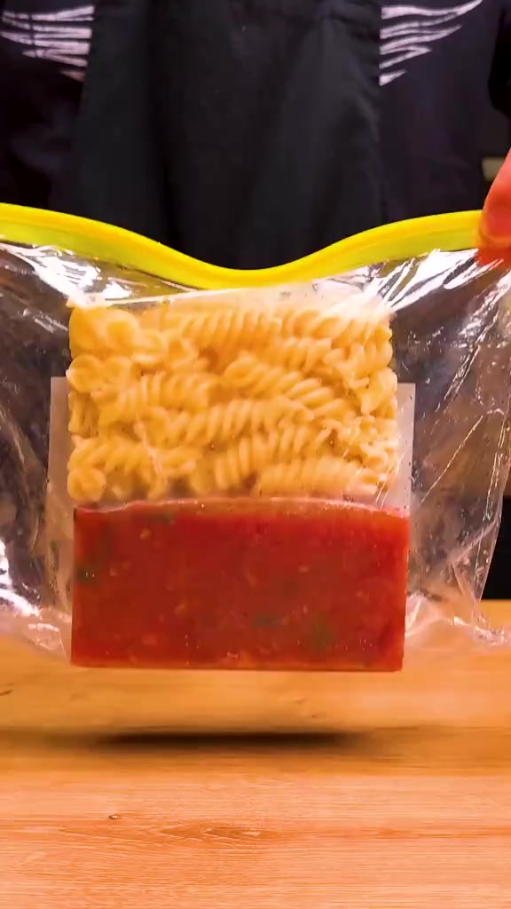 Kantong plastik berisi porsi makanan beku yang disimpan berdiri siap masuk freezer