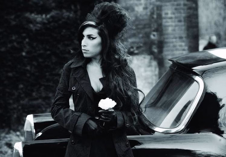 Teknik Vokal Amy Winehouse: Jazz, Soul, dan Luka yang Bernyanyi