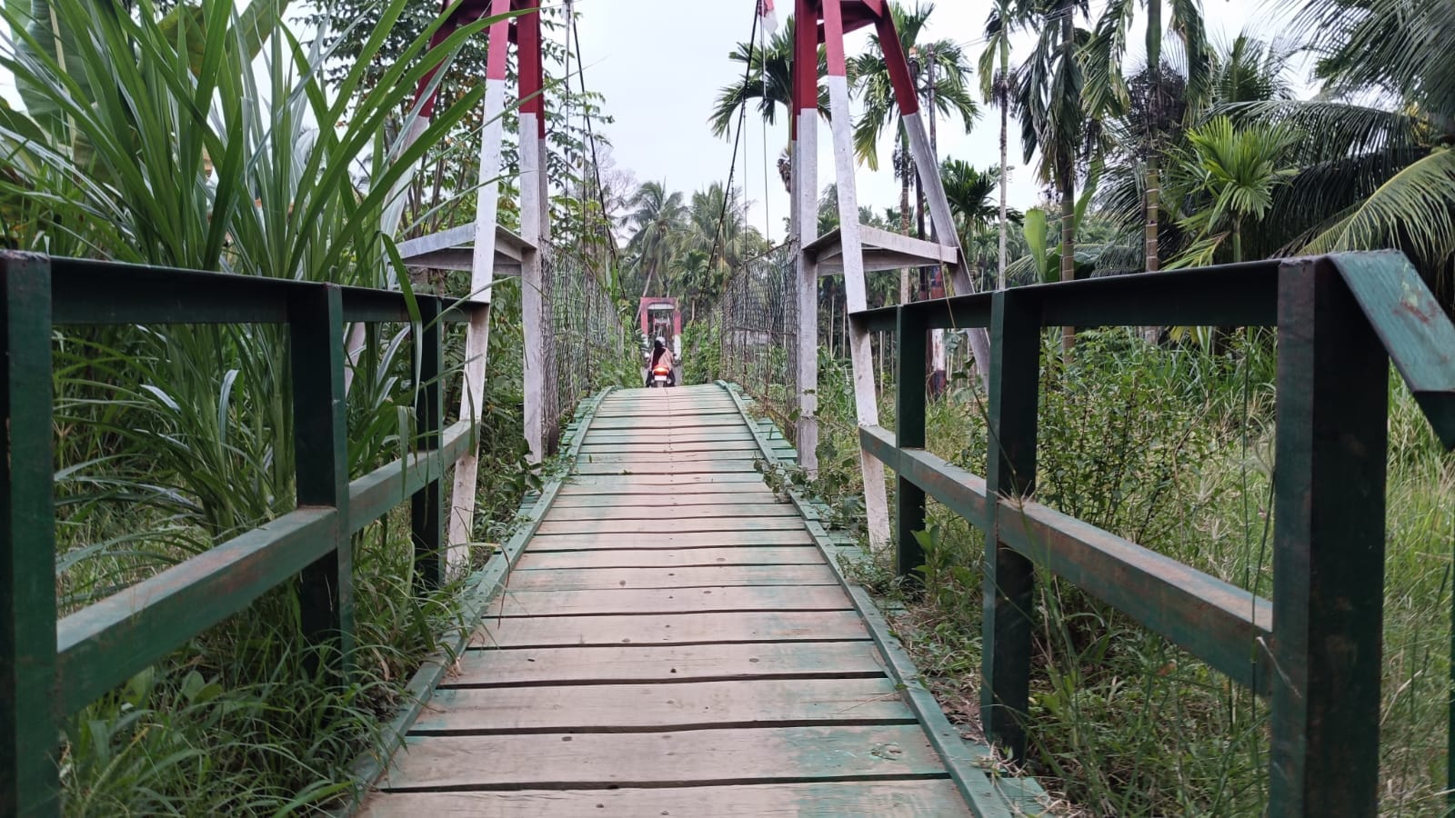 Gotong Royong TNI dan Warga Bangun Jembatan Garuda Perintis