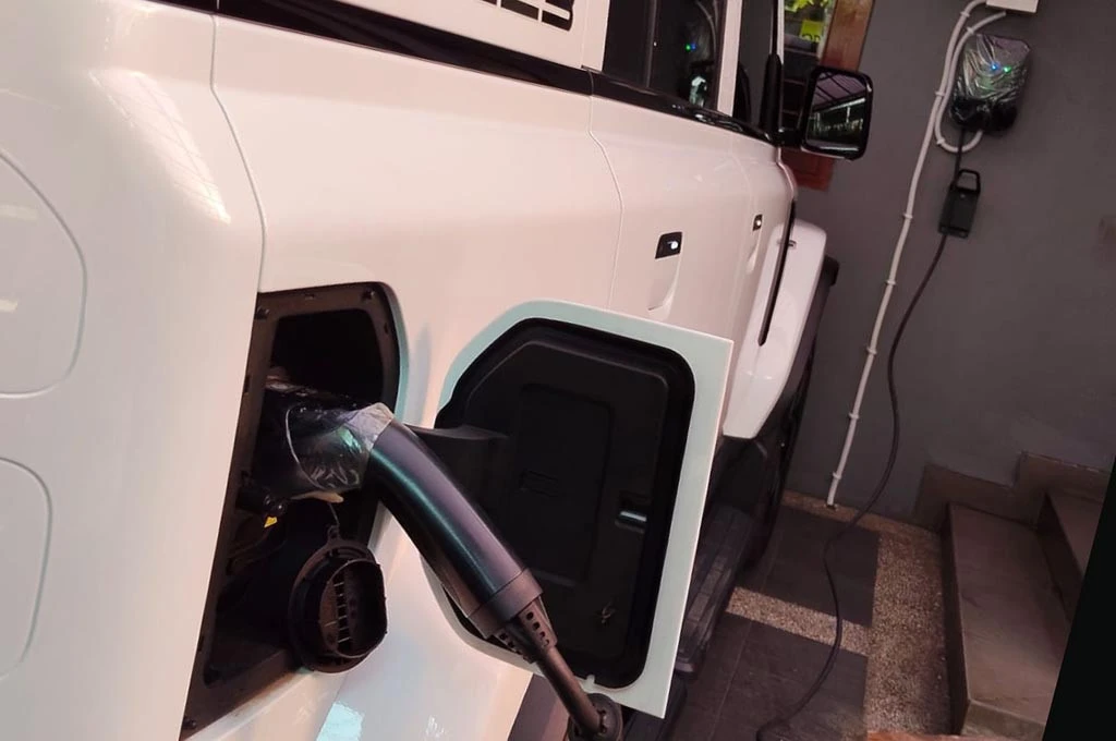 Pengisian Daya Mobil Listrik di Rumah Makin Mudah dengan ALTRO Smart Neo 7 kW