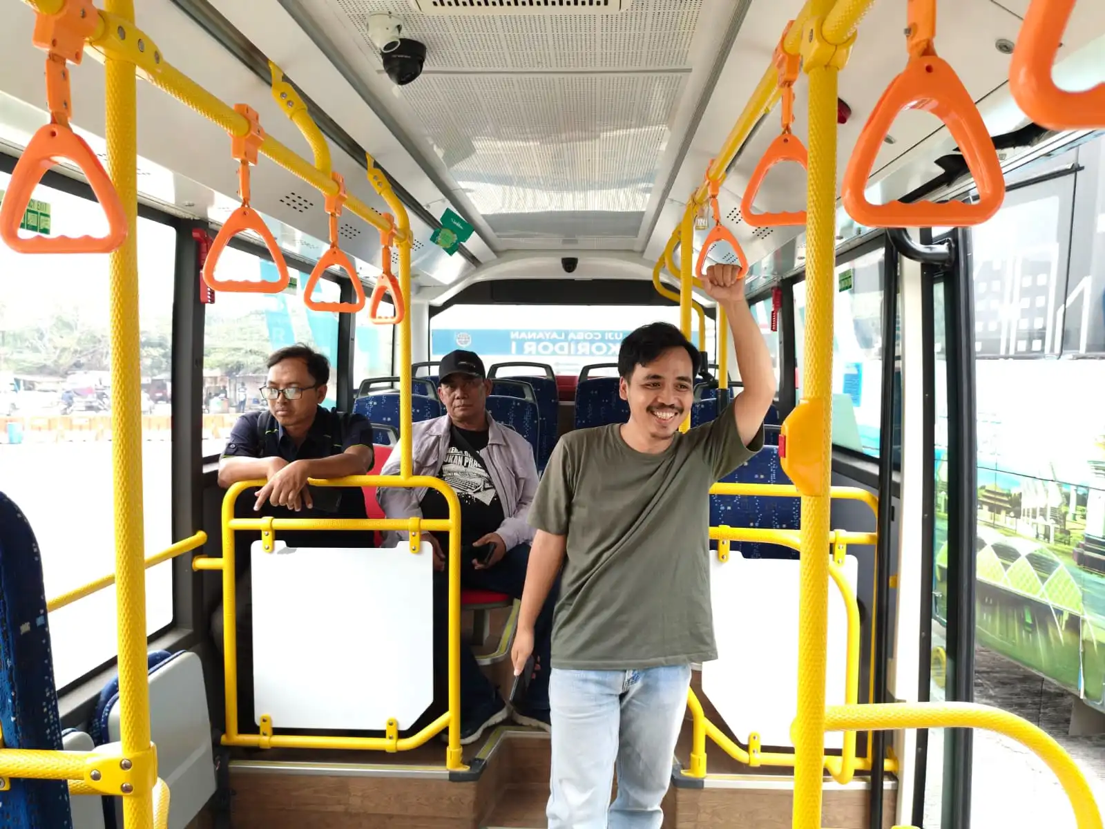 Angkot Bertahan di Era Bus Modern sebagai Feeder Transportasi Massal