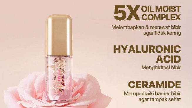 Botol NPURE Power Glow Lip Oil dengan kelopak bunga di dalamnya, disanding keterangan 5X Oil Moist Complex, hyaluronic acid, dan ceramide