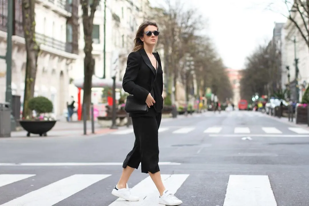 Panduan Styling Outfit Serba Hitam yang Dinamis dan Modern