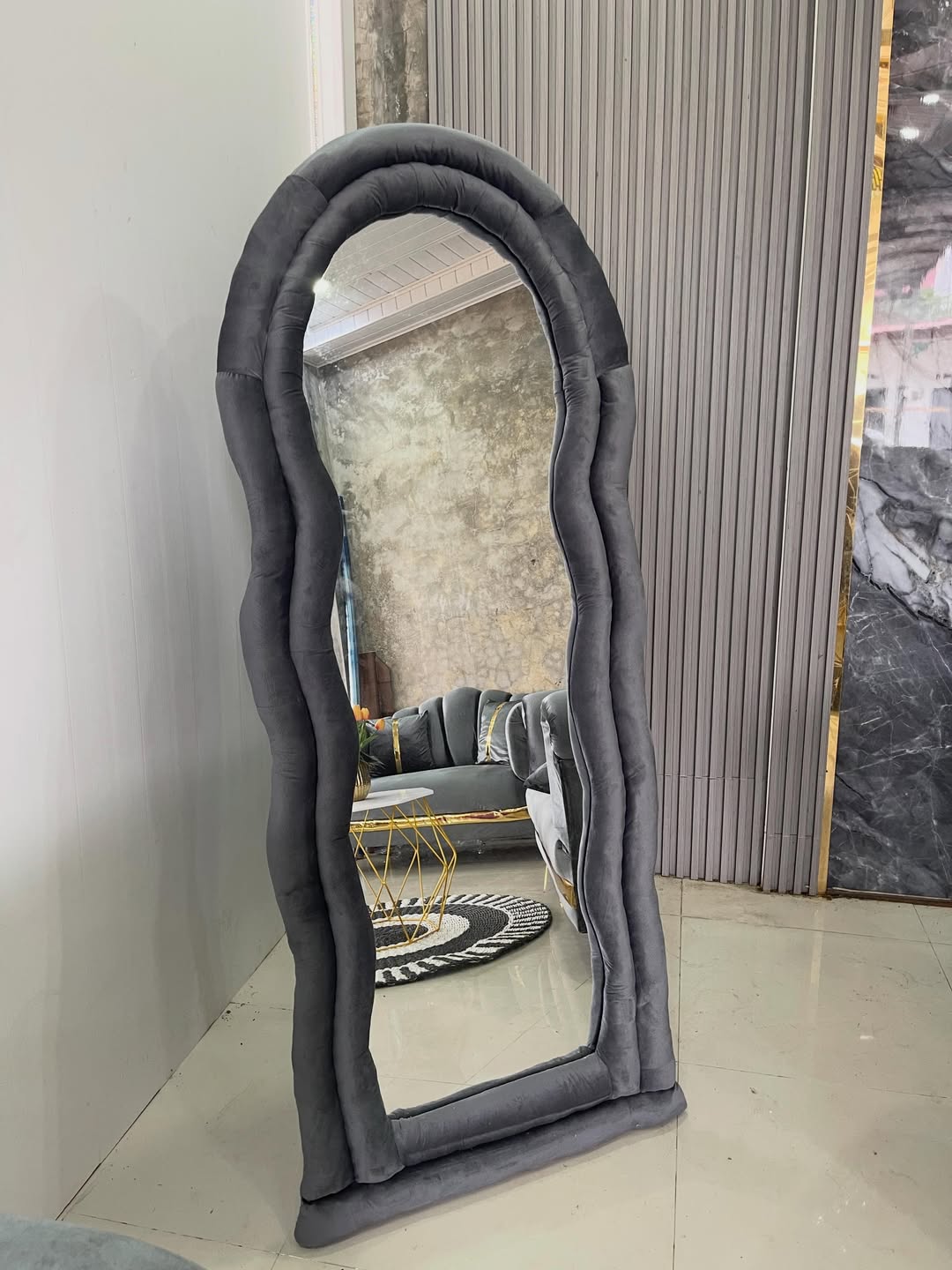 Cermin Full Body Bikin Kamar Sempit Terasa Lega, dari Model Sandar sampai Cermin Putar Serba Bisa