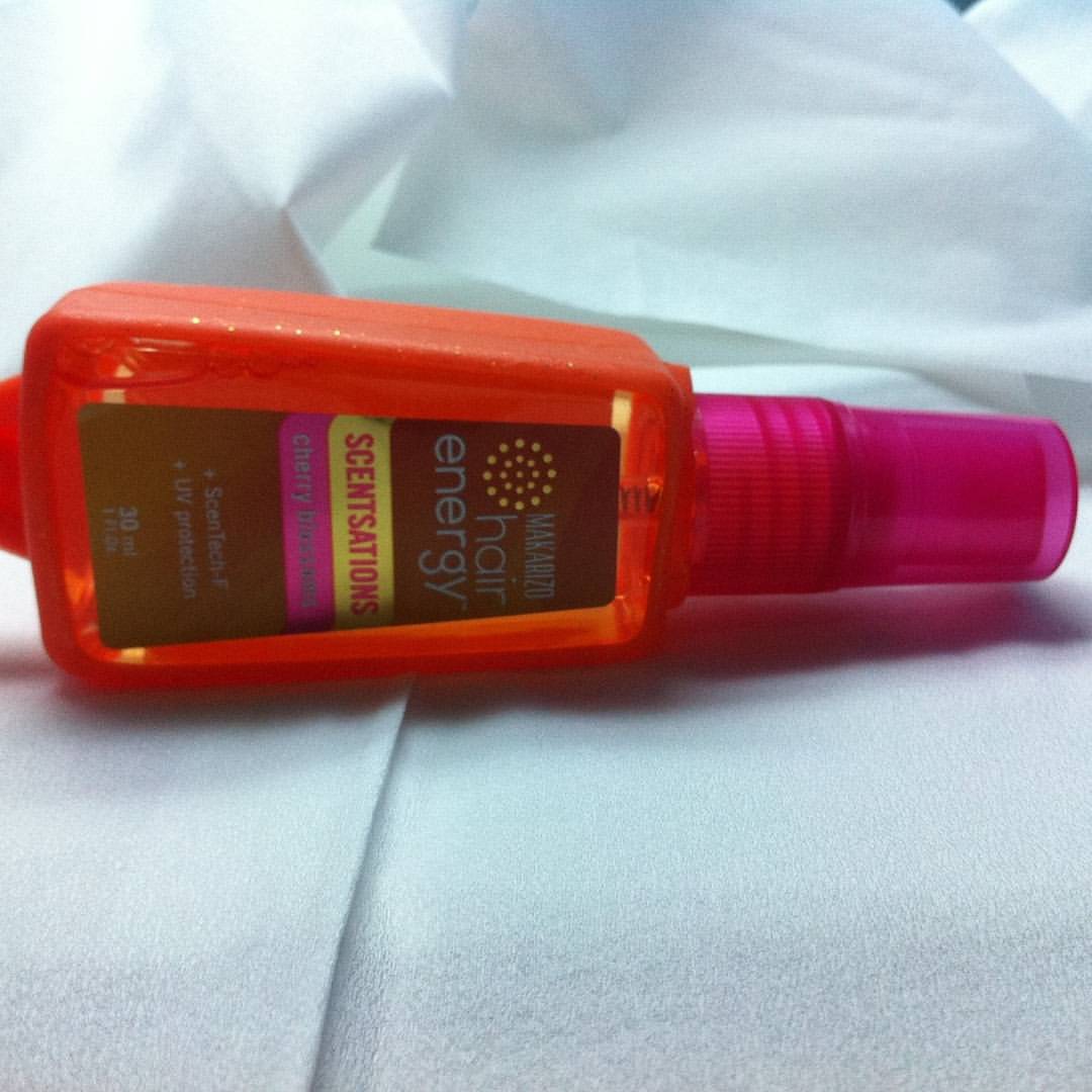 Botol Makarizo Hair Energy Scentsations Cherry Blossoms ukuran 30 ml tergeletak di atas kain putih