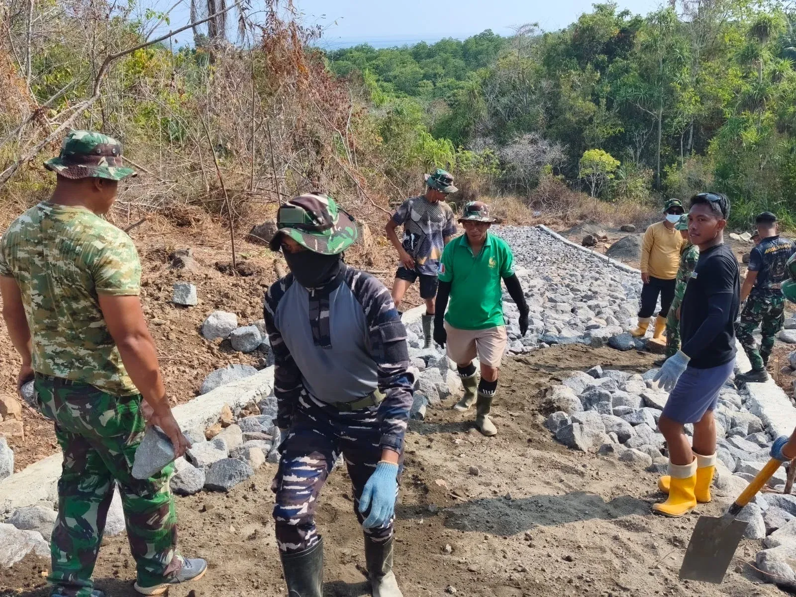 Satgas TMMD ke-130: TNI dan Warga Gotong Royong Bangun Jalan dan Jembatan Desa