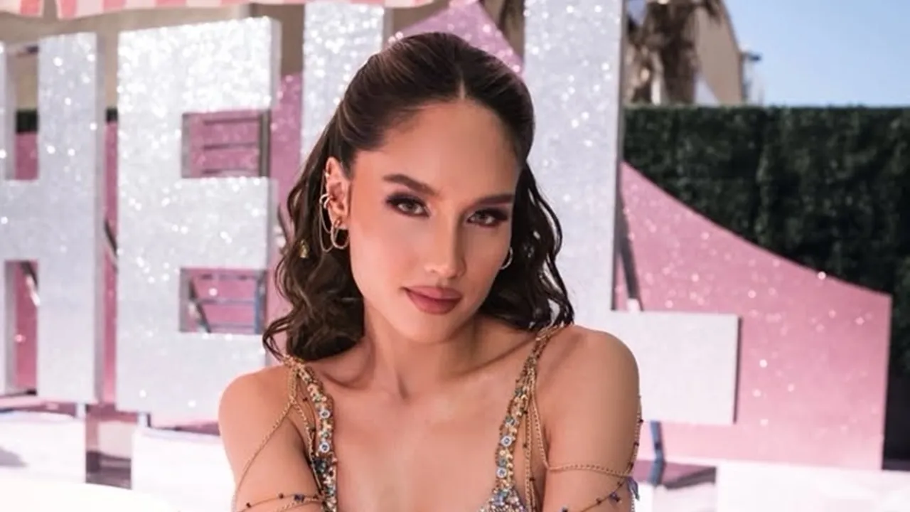 Gaun Keemasan Maison Baaz dan Momen Bersejarah Cinta Laura di Panggung Victoria's Secret