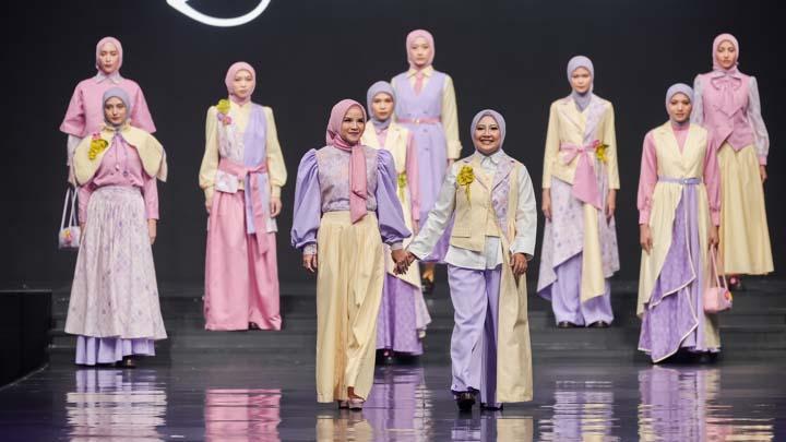 Tenun Nusantara Memukau di Runway Modest Fashion