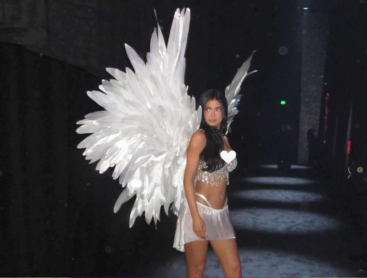 Selebriti Memukau di Panggung Fashion Show dengan Penampilan Spektakuler