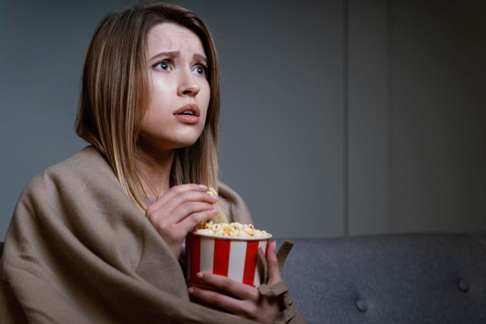 Mengapa Fiksi, Film Sedih, dan Horor Baik untuk Kesehatan Mental