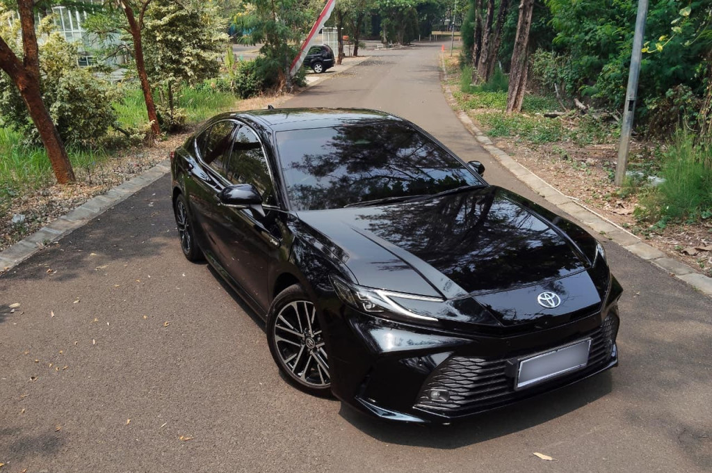 Perbandingan Efisiensi Toyota Camry Hybrid dan Innova Zenix Hybrid