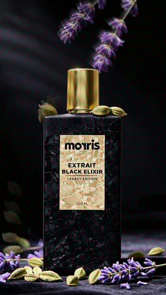 Botol Morris Legacy Edition Black Elixir berwarna hitam bertekstur berdiri di kain gelap dikelilingi tangkai lavender dan butir kapulaga