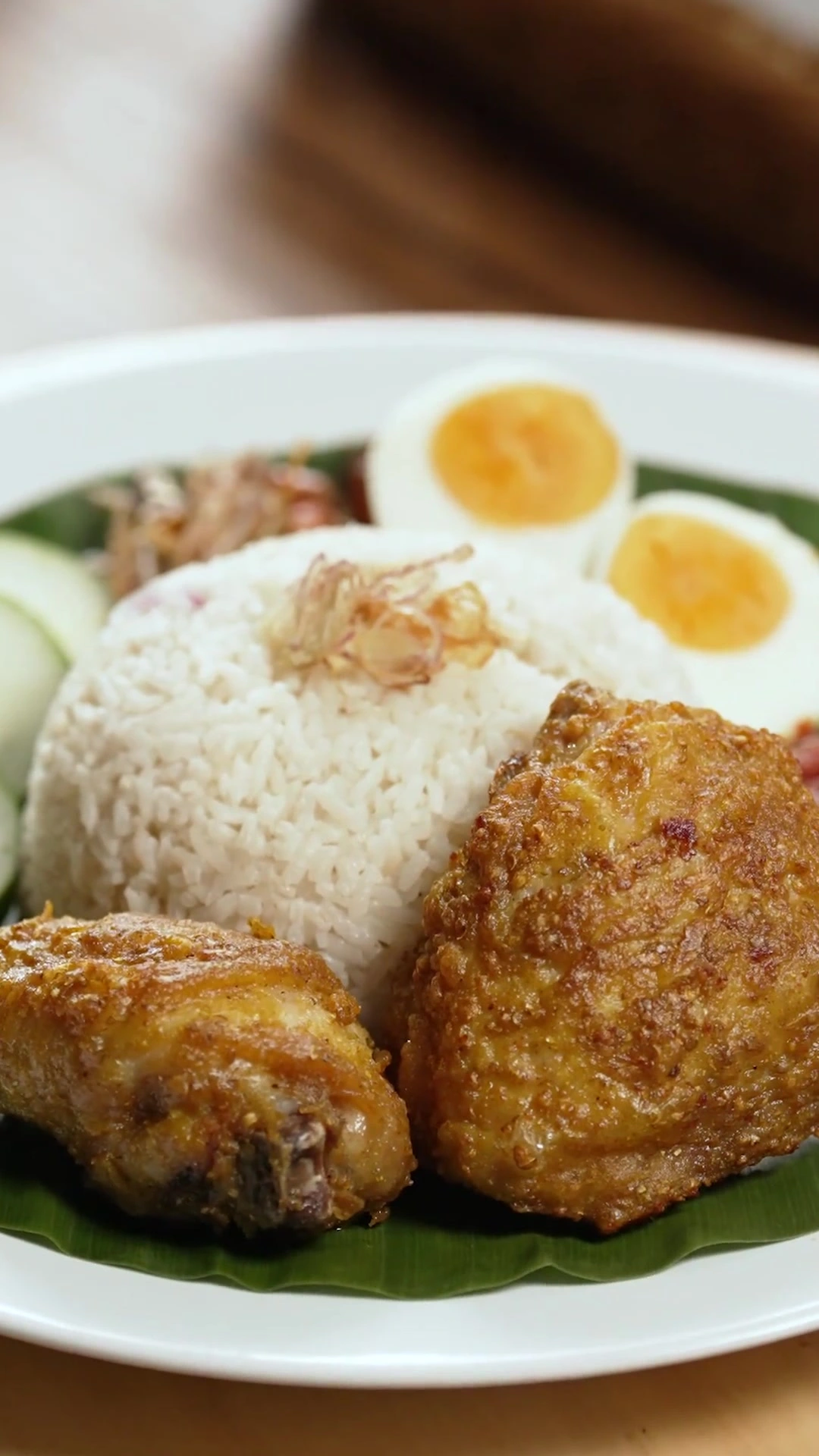 Nasi Lemak Rice Cooker Anti Gagal, dari Takaran Santan sampai Ayam Goreng Marinasi yang Renyah