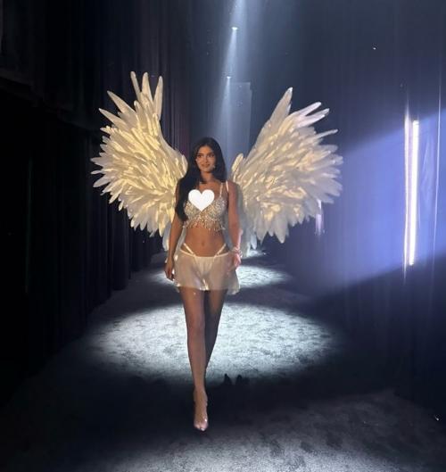 Selebriti Memukau di Panggung Fashion Show dengan Penampilan Spektakuler