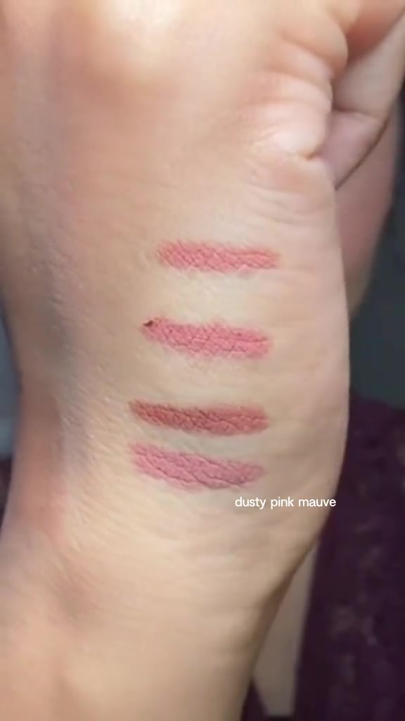 Empat garis swatch lip liner bernuansa dusty pink sampai mauve di pergelangan tangan