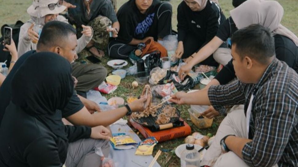 Stres Biaya Hidup, Media Sosial, dan Ketidakpastian: Mengapa Gen Z Lebih Sulit Bahagia