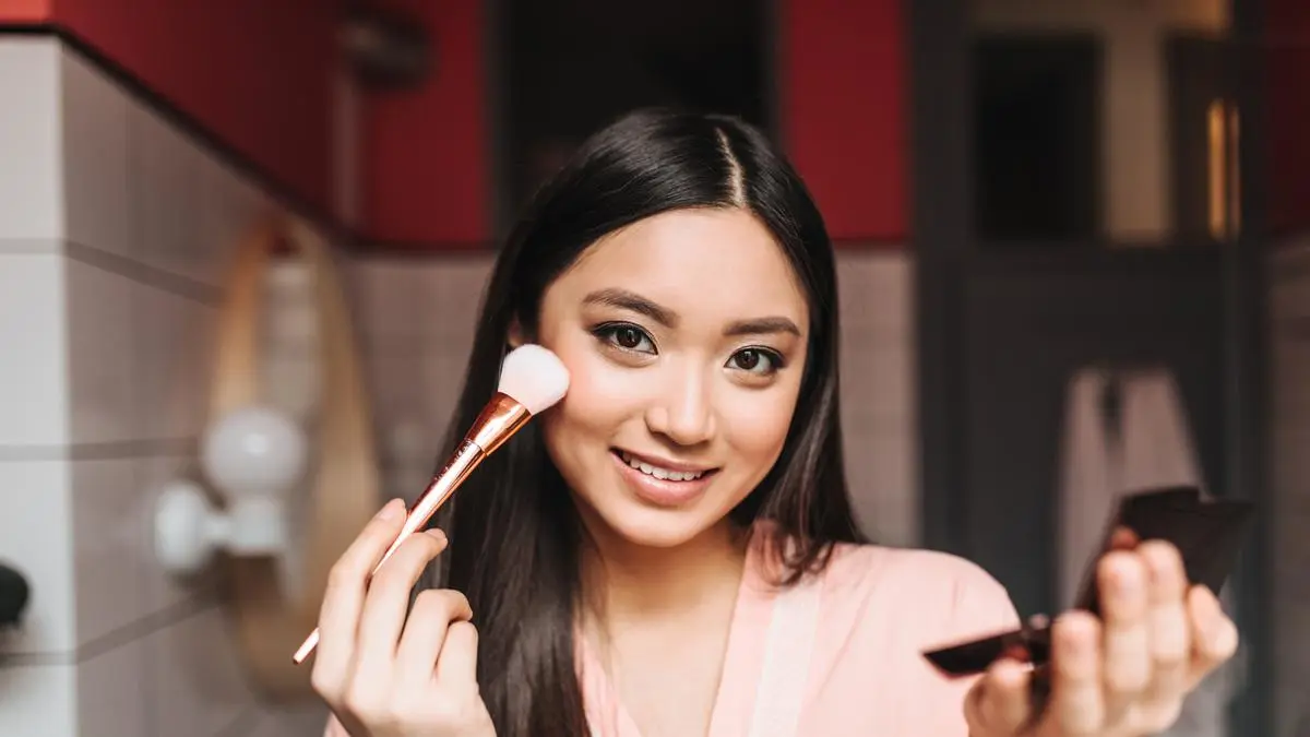Produk Makeup Multifungsi Terbaik untuk Touch-Up di Perjalanan