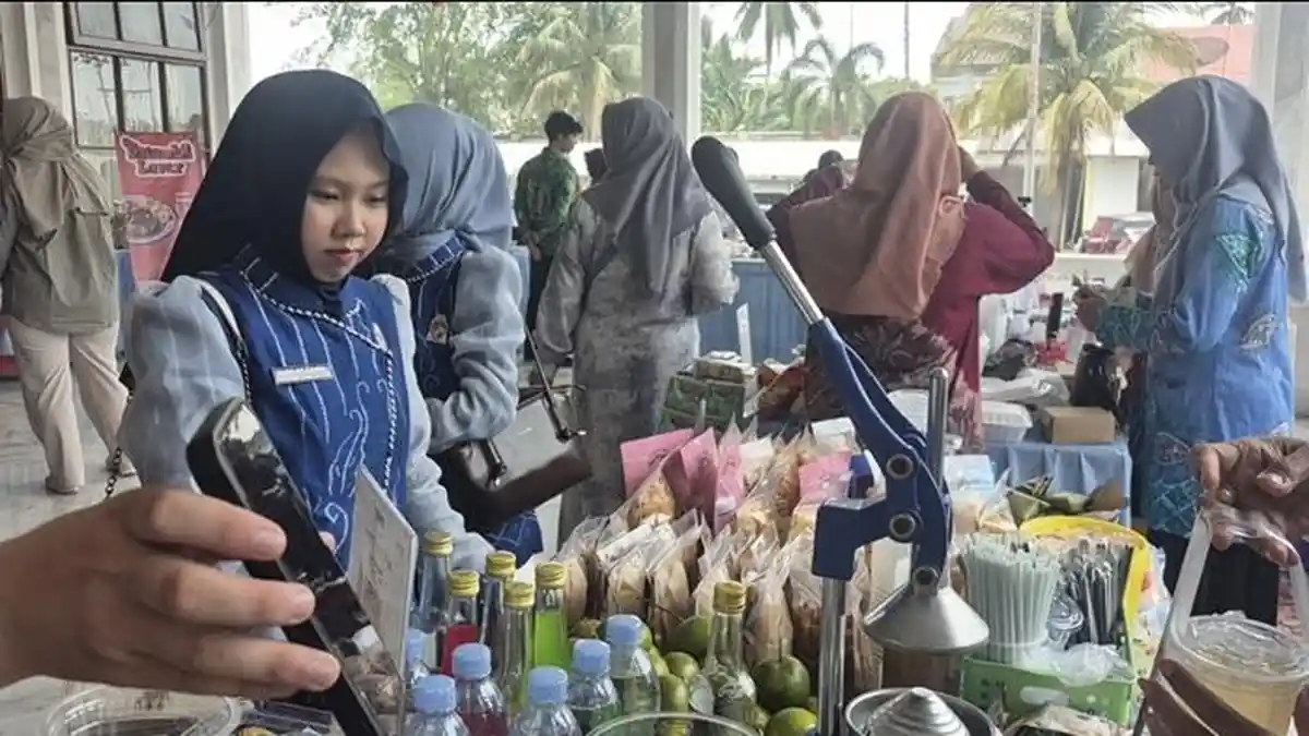 Dari Teras Rumah ke Pasar Lebih Luas: Strategi UMKM Jajanan