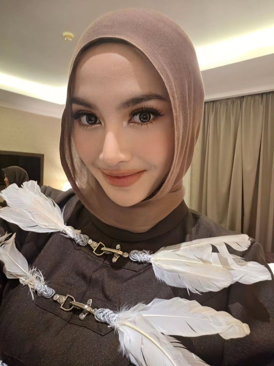 Gaya Hijab Mahalini: Pashmina Cokelat dengan Sentuhan Edgy