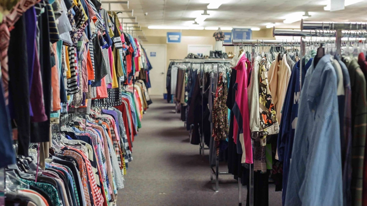 Thrifting Gen Z: Dari Pakaian Bekas ke Identitas Budaya
