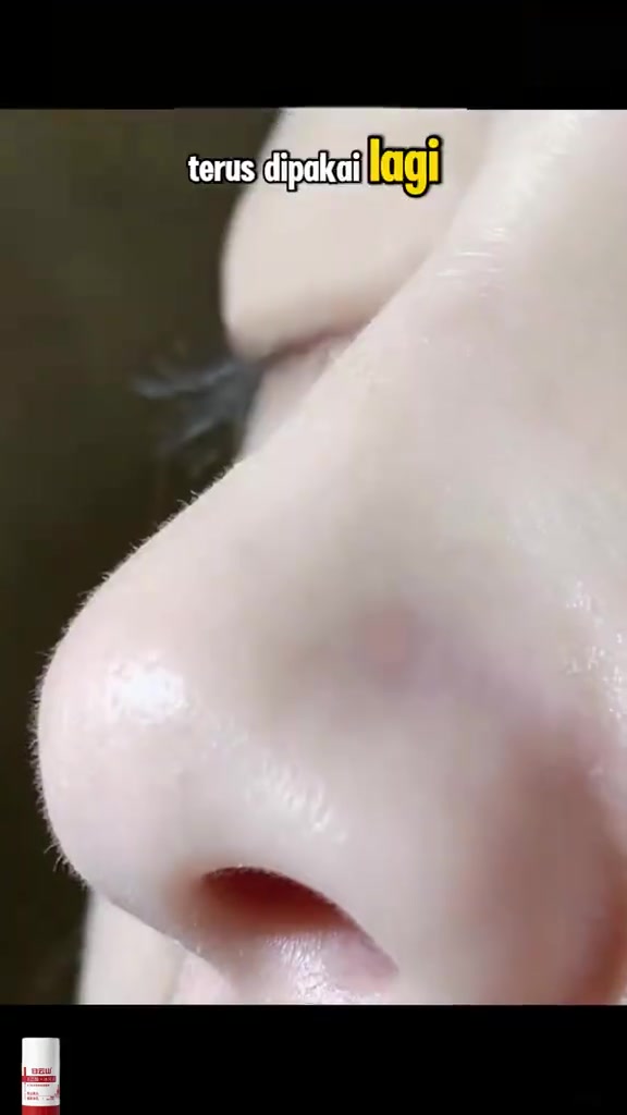 Close-up sisi hidung dengan tekstur kulit tampak bersih setelah pemakaian clay mask