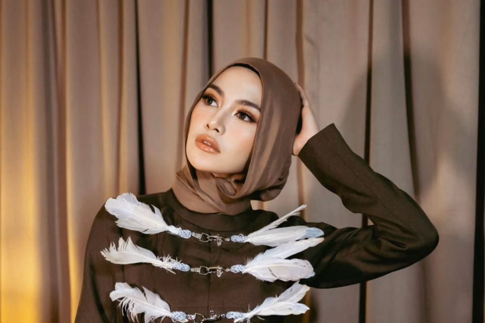 Pashmina Panggung Mahalini dan Gaya Chic Irish Bella
