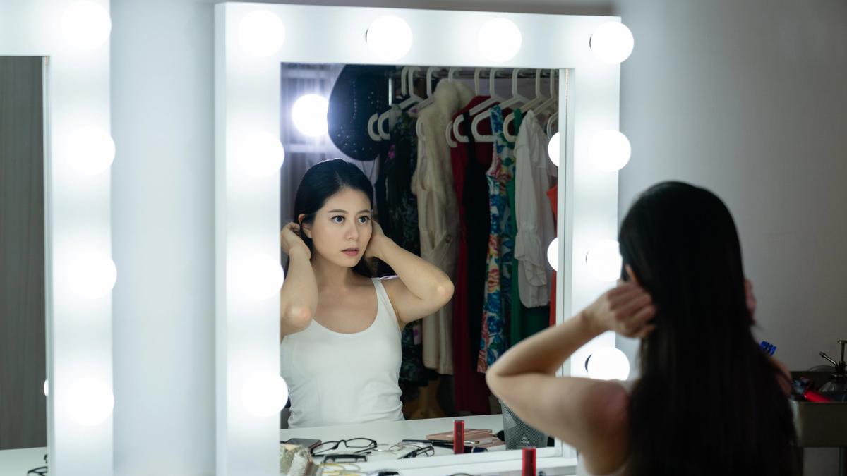 Rutinitas Makeup Lengkap Sebelum Tampil di Panggung