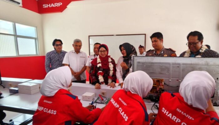 Dari Bangku SMK ke Dunia Kerja: Sharp Class dan Model Kemitraan Industri