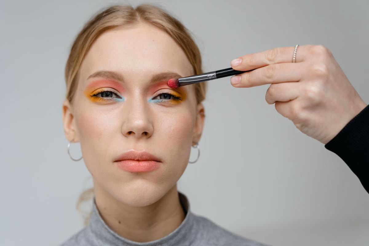 Teknik Blending Eyeshadow Rapi untuk Pemula