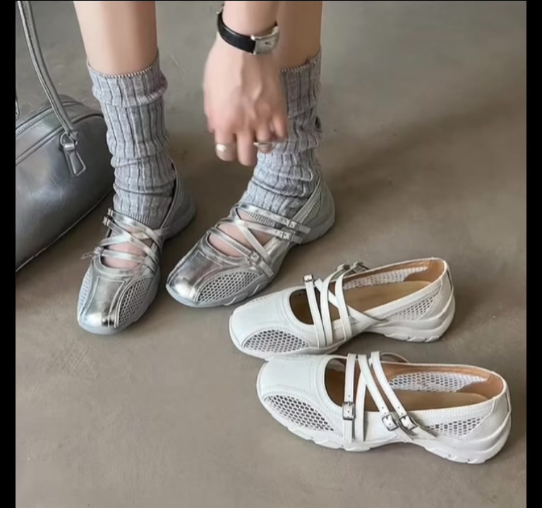 Dua pasang mary jane sneakers silver dan putih dipakai dengan kaos kaki abu-abu model slouch, ada tas silver di sampingnya