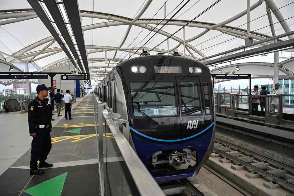 MRT Jakarta Layani Penumpang hingga Pukul 01.30 WIB saat Konser Ye di GBK