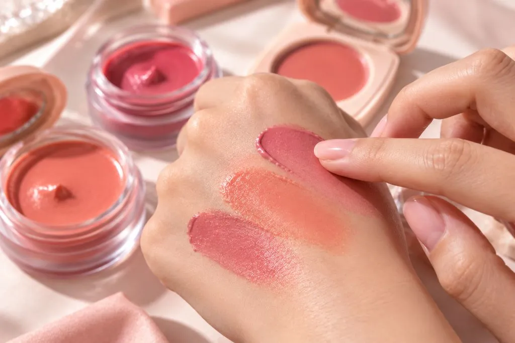 5 Cream Blush Ringan untuk Pipi Merona Natural Seharian