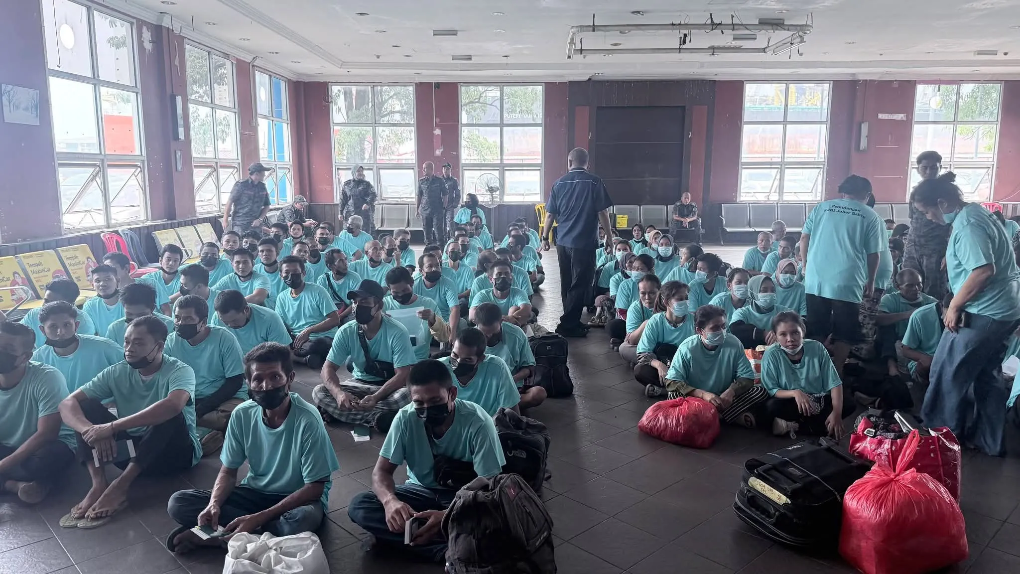 Deportasi Pekerja Migran Mencapai Rekor: Dampak dan Jalan Keluar