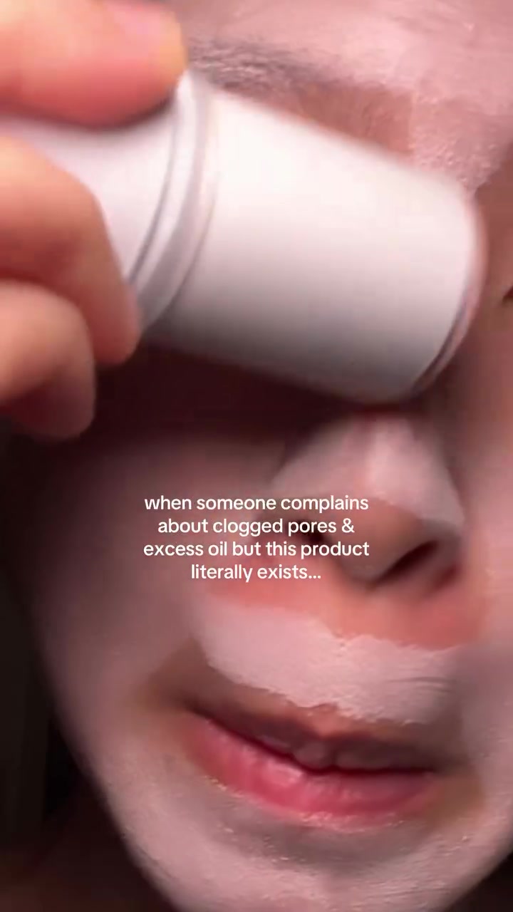Clay mask stick digesekkan ke dahi sehingga lapisan masker putih menempel rata