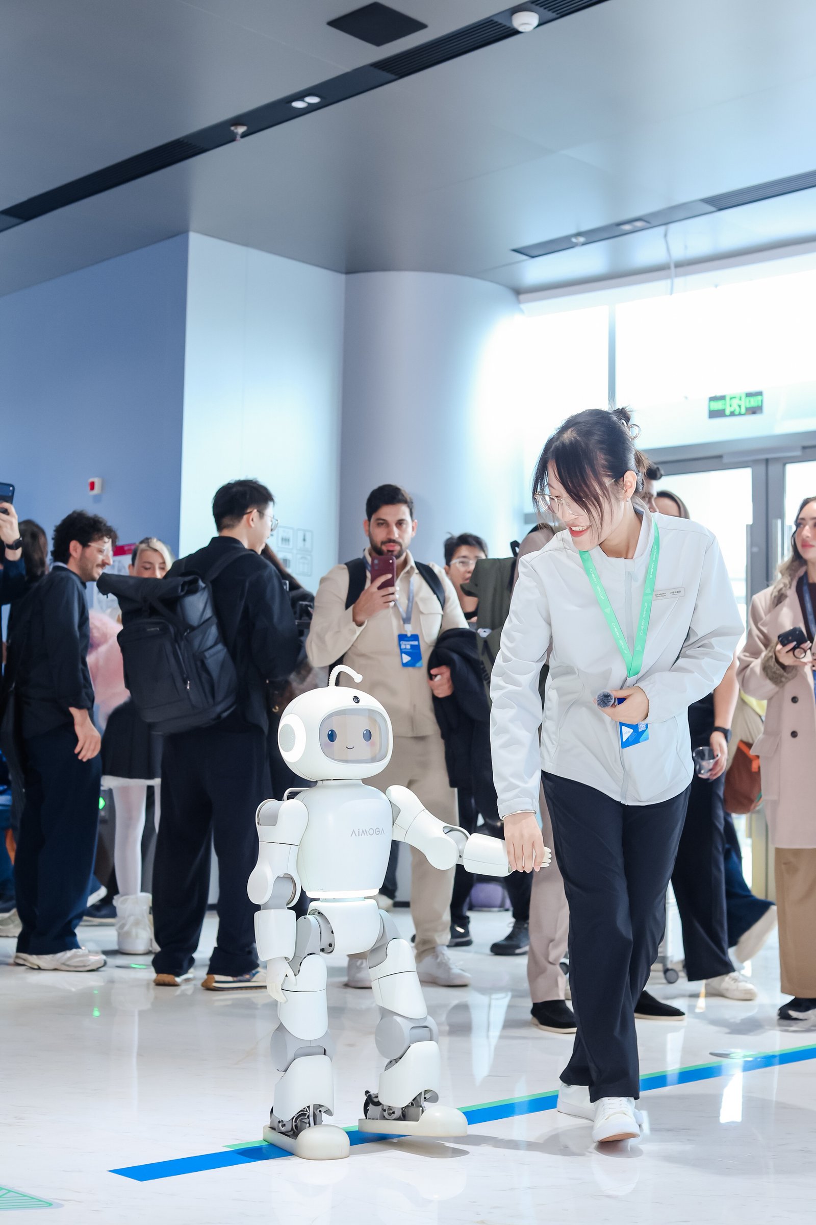 MoAgent Menghubungkan Persepsi dan Gerak Robot Mobo