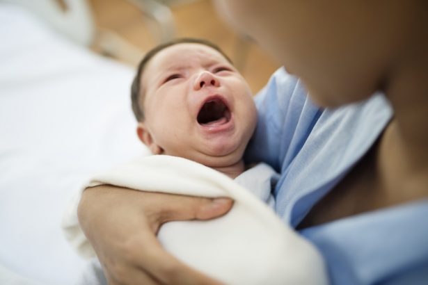 Bayi Sering Gumoh Setelah Menyusu: Cara Mengurangi dan Tanda Bahaya