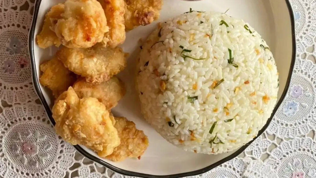 Nasi Daun Jeruk Ayam Crispy Anti Lembek, dari Takaran Rice Cooker sampai Trik Renyah buat Bekal