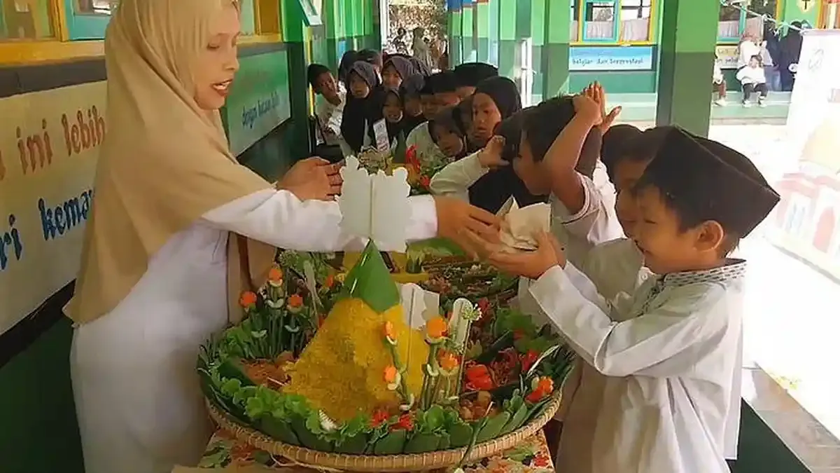 Lomba Tumpeng dan Peragaan Busana Daur Ulang Meriahkan Hari Santri di Sekolah
