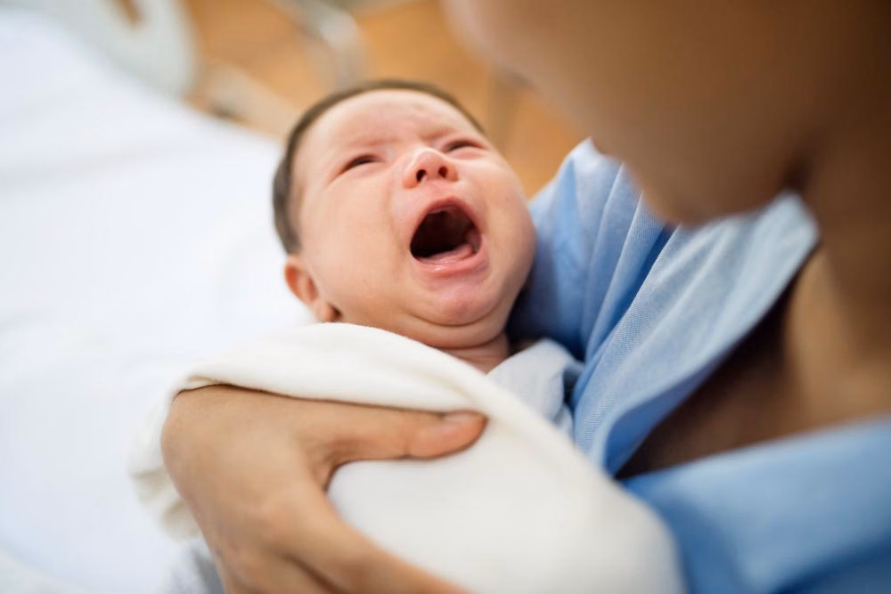 Gumoh atau Muntah Bayi? Begini Cara Bedakan dan Kapan Harus ke Dokter