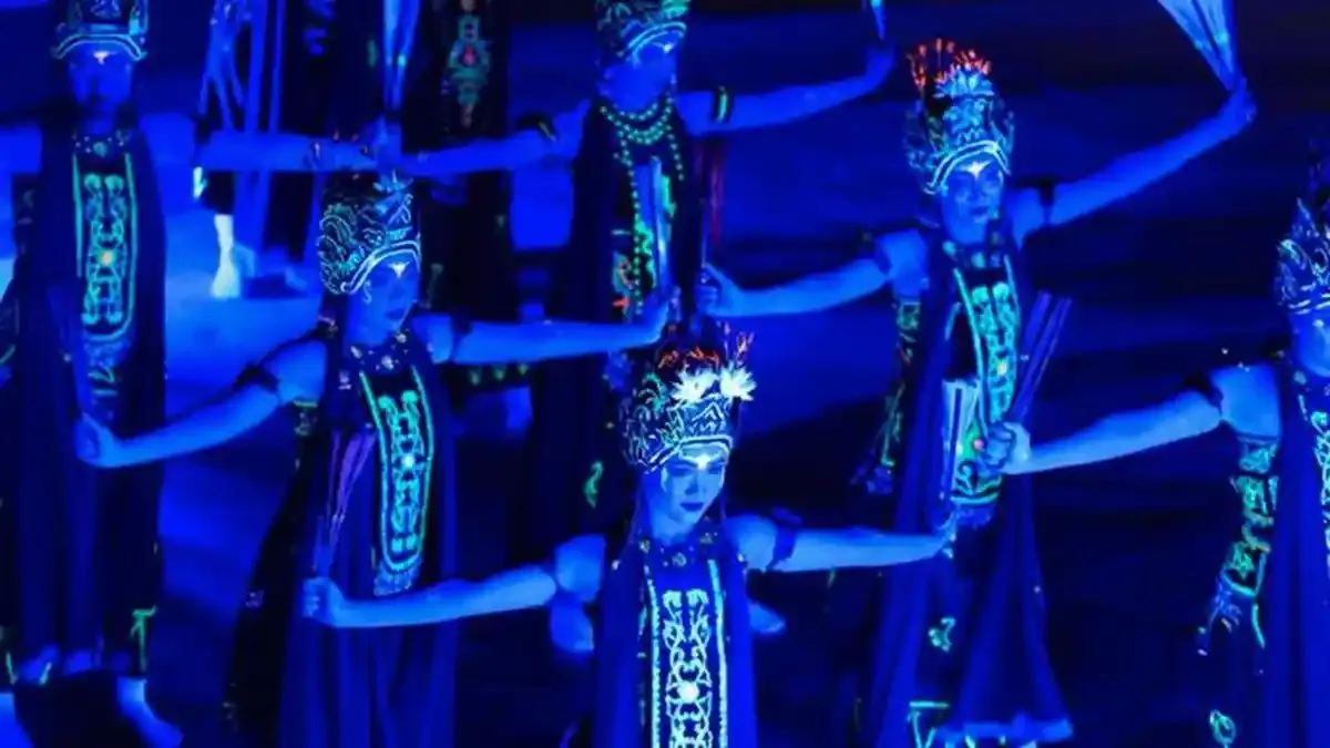 Gandrung Sewu Glow in the Dark Bikin Hotel dan Penerbangan Penuh