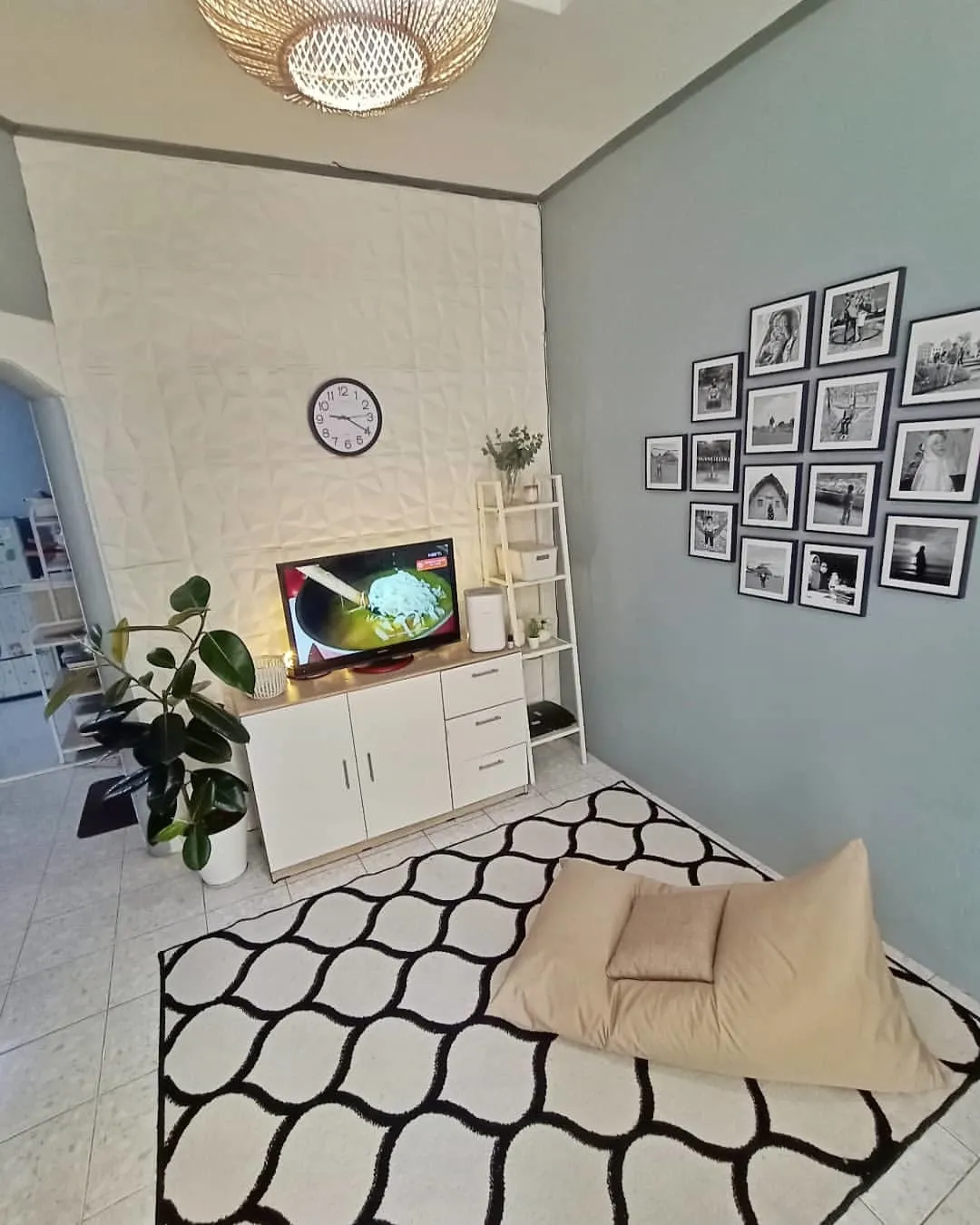 Rak TV Ratusan Ribu sampai Backdrop Custom, Bikin Dinding TV Jadi Bintang Ruang Keluarga