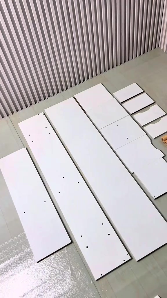 Panel papan putih knock down rak TV terhampar di lantai siap dirakit