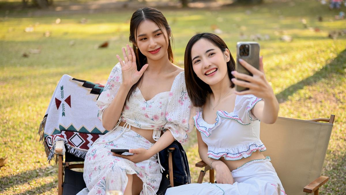 Beauty Prep Panggung: Makeup Segar dari Backstage hingga Hangout