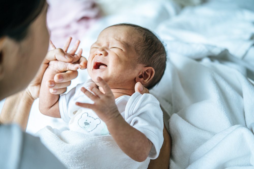 Gumoh atau Muntah Bayi? Begini Cara Bedakan dan Kapan Harus ke Dokter