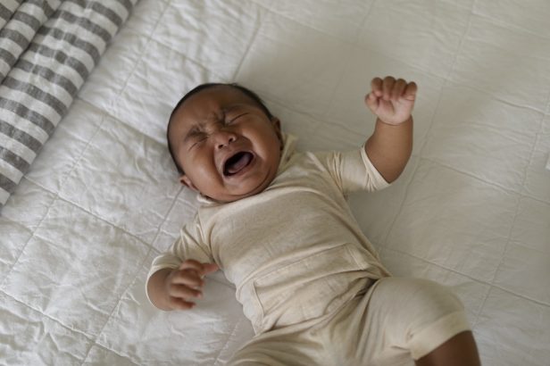 Gumoh atau Muntah Bayi? Begini Cara Bedakan dan Kapan Harus ke Dokter