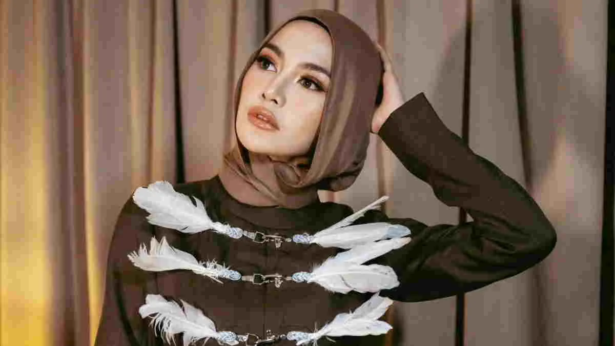 Gaya Hijab Mahalini: Pashmina Cokelat dengan Sentuhan Edgy