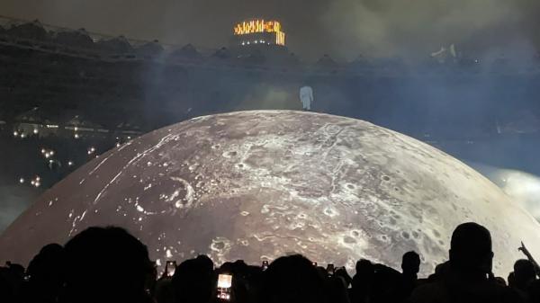 Teknologi Hologram dan Panggung Kubah: Ye Mengguncang Standar Konser Stadion
